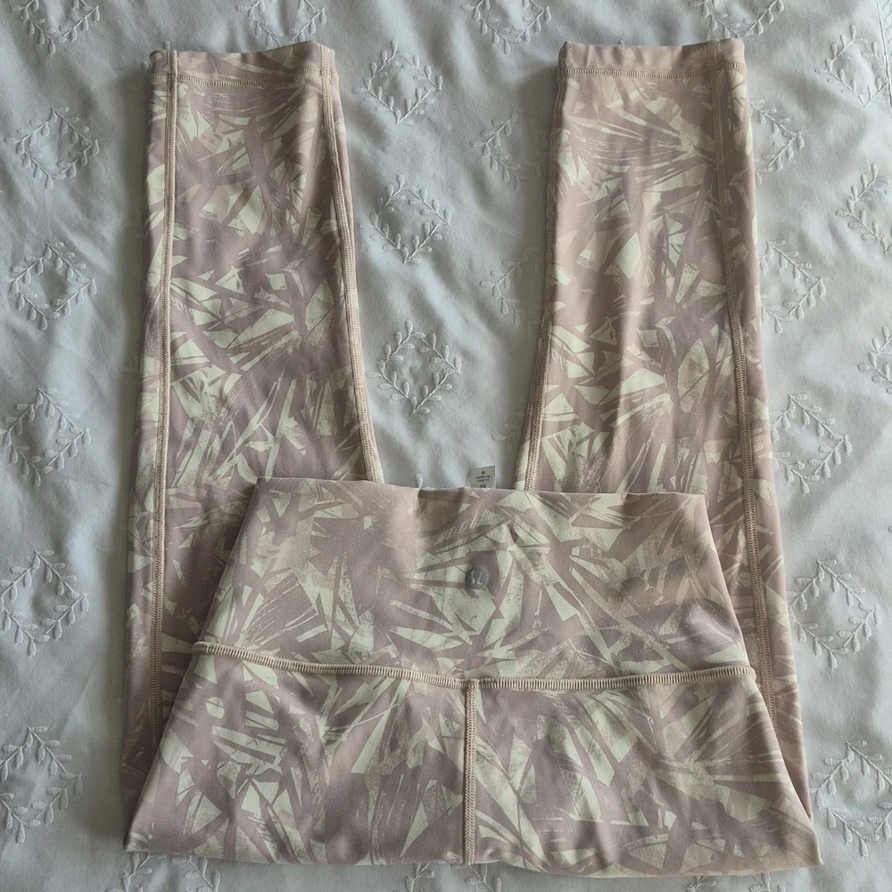 Lululemon Wunder Under Crop (High Rise 21") In Shadow Leaf Light Ivory Size 4 - Picture 2 of 6